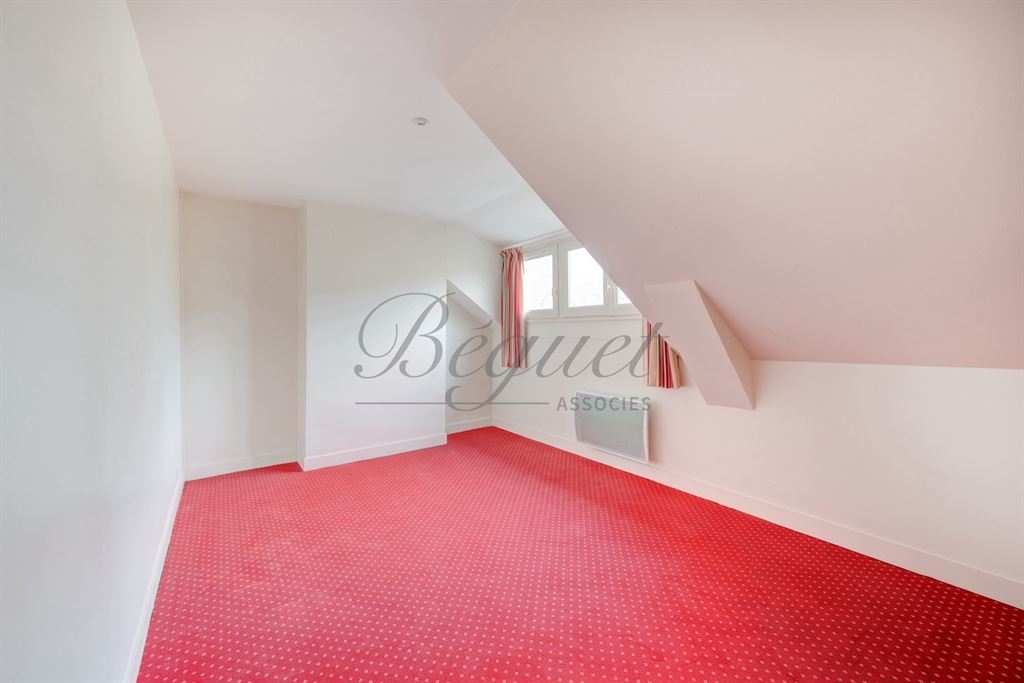A vendre chez Beguet Associés : Tours - 37000 - Hyper centre - 335 m² - 11 pièces - 5/7 chambres - 1 dépendance - 1 porche d’accueil