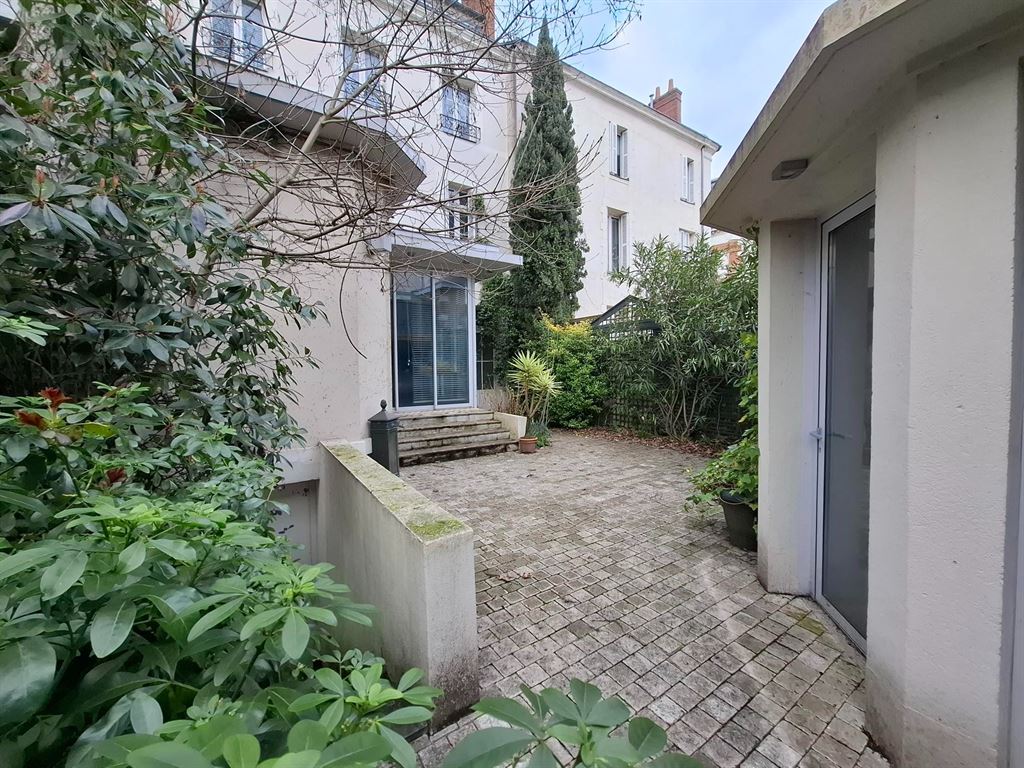 A vendre chez Beguet Associés : Tours - 37000 - Hyper centre - 335 m² - 11 pièces - 5/7 chambres - 1 dépendance - 1 porche d’accueil