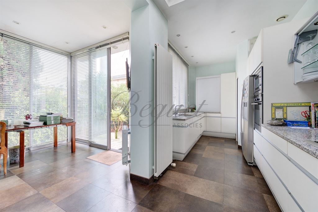 A vendre chez Beguet Associés : Tours - 37000 - Hyper centre - 335 m² - 11 pièces - 5/7 chambres - 1 dépendance - 1 porche d’accueil