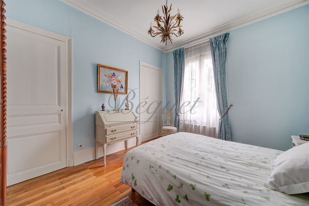 A vendre chez Beguet Associés : Tours - 37000 - Hyper centre - 335 m² - 11 pièces - 5/7 chambres - 1 dépendance - 1 porche d’accueil