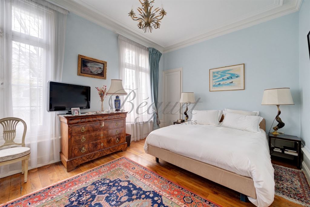 A vendre chez Beguet Associés : Tours - 37000 - Hyper centre - 335 m² - 11 pièces - 5/7 chambres - 1 dépendance - 1 porche d’accueil