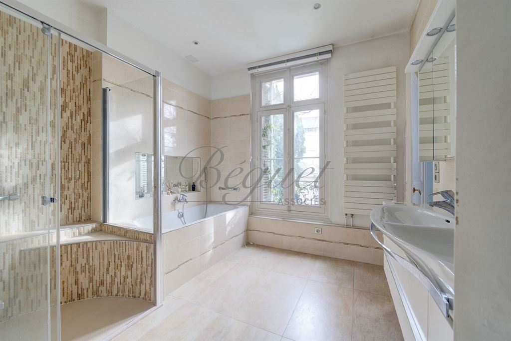 A vendre chez Beguet Associés : Tours - 37000 - Hyper centre - 335 m² - 11 pièces - 5/7 chambres - 1 dépendance - 1 porche d’accueil