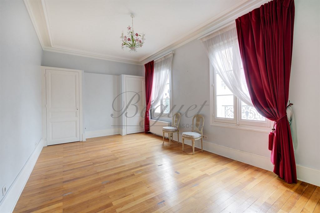 A vendre chez Beguet Associés : Tours - 37000 - Hyper centre - 335 m² - 11 pièces - 5/7 chambres - 1 dépendance - 1 porche d’accueil