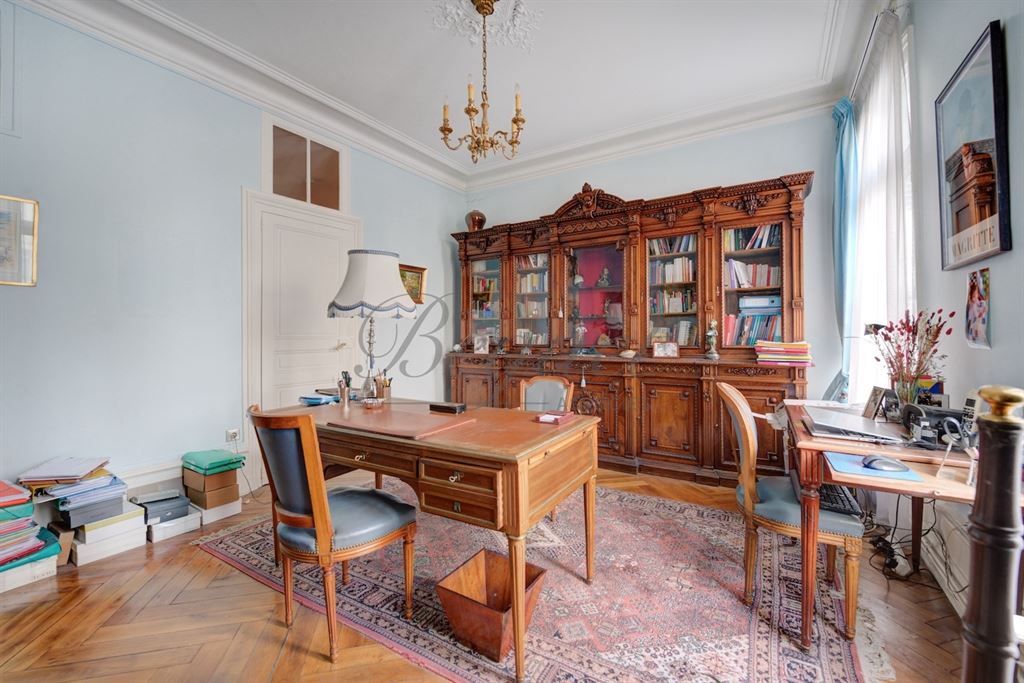 A vendre chez Beguet Associés : Tours - 37000 - Hyper centre - 335 m² - 11 pièces - 5/7 chambres - 1 dépendance - 1 porche d’accueil