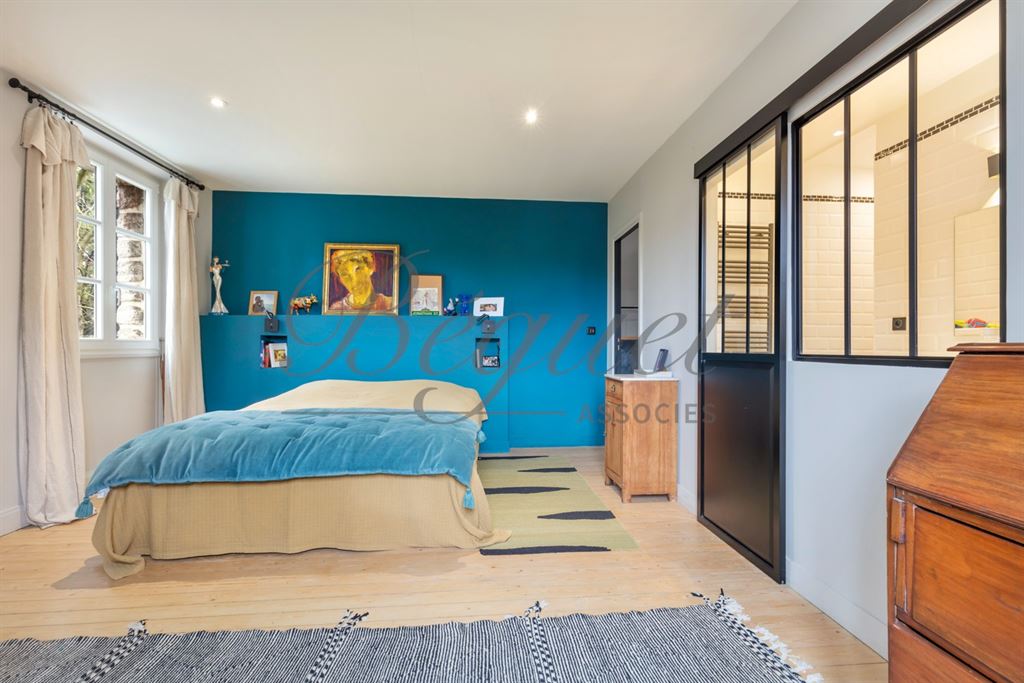 A vendre chez Beguet Associés : Marly Le Roi 78160 - Maison 327 m² / 430 m² 5/7 Chambres Bureaux indépendants Parc 2000 m² Garage