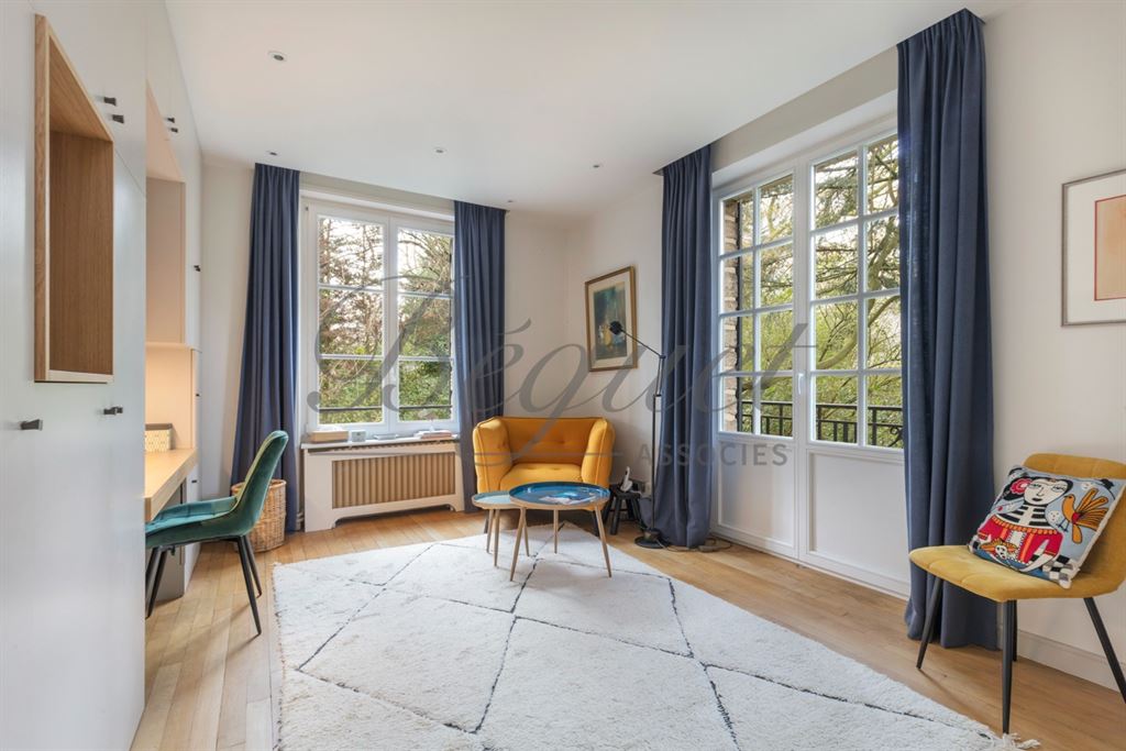 A vendre chez Beguet Associés : Marly Le Roi 78160 - Maison 327 m² / 430 m² 5/7 Chambres Bureaux indépendants Parc 2000 m² Garage
