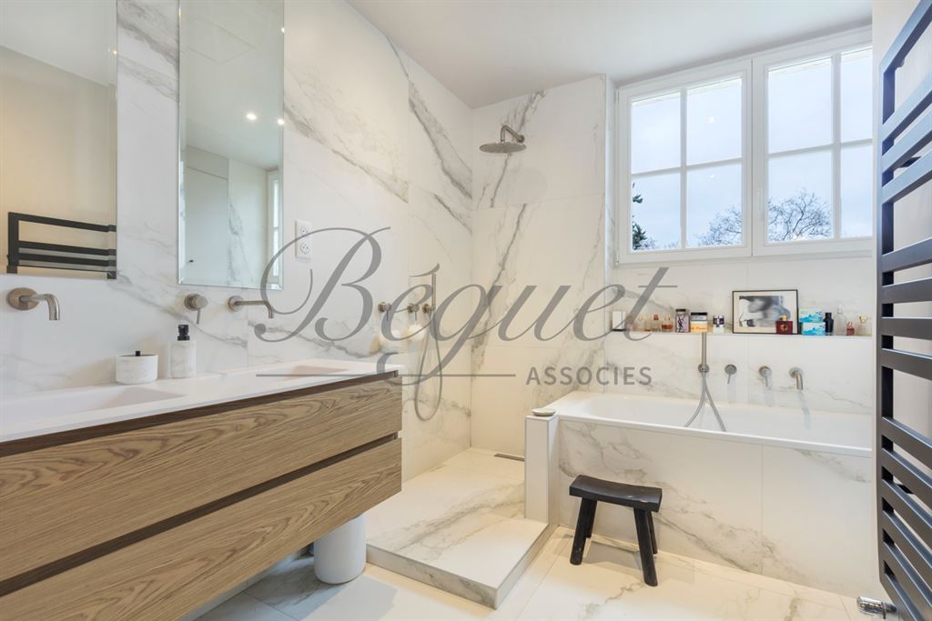 A vendre chez Beguet Associés : Marly Le Roi 78160 - Maison 327 m² / 430 m² 5/7 Chambres Bureaux indépendants Parc 2000 m² Garage