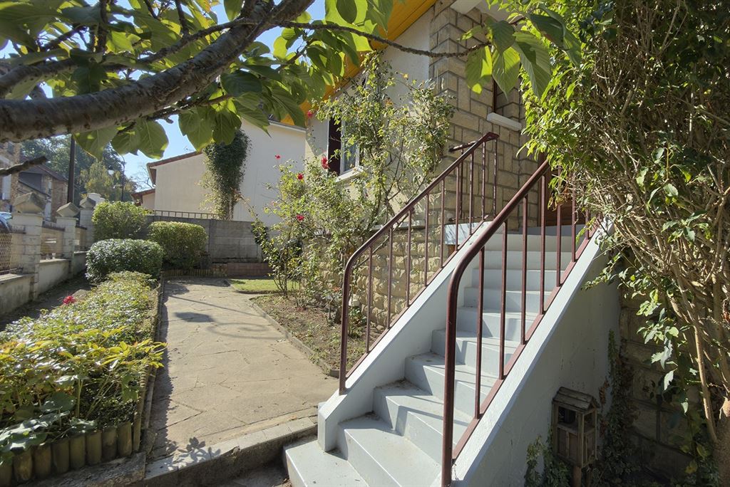 A vendre chez Beguet Associés : Chaville – Vélizy-Villacoublay (78140), Yvelines – Maison des années 1960, 93 m² / 151 m², jardin et sous-sol total