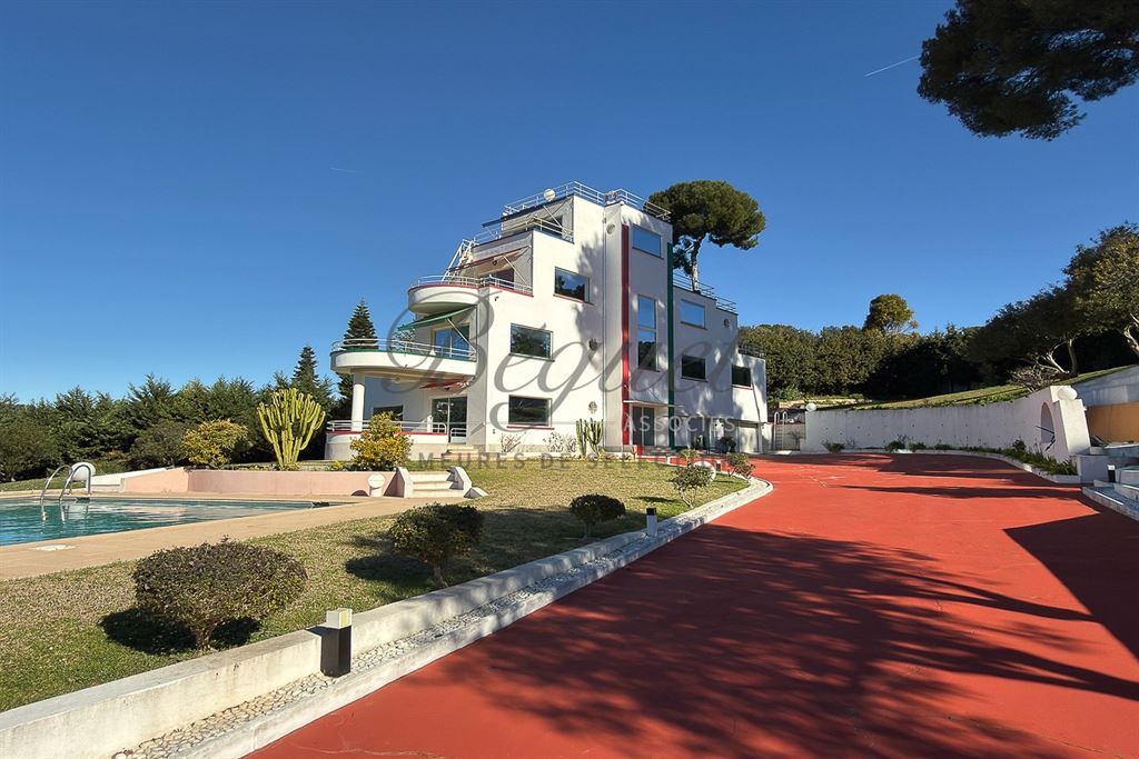 A vendre chez Beguet Associés : ALPES-MARITIMES - ANTIBES 06160 - MAISON 347 m² - 5 CHAMBRES - PISCINE - PARC 5600 m² - GARDIEN