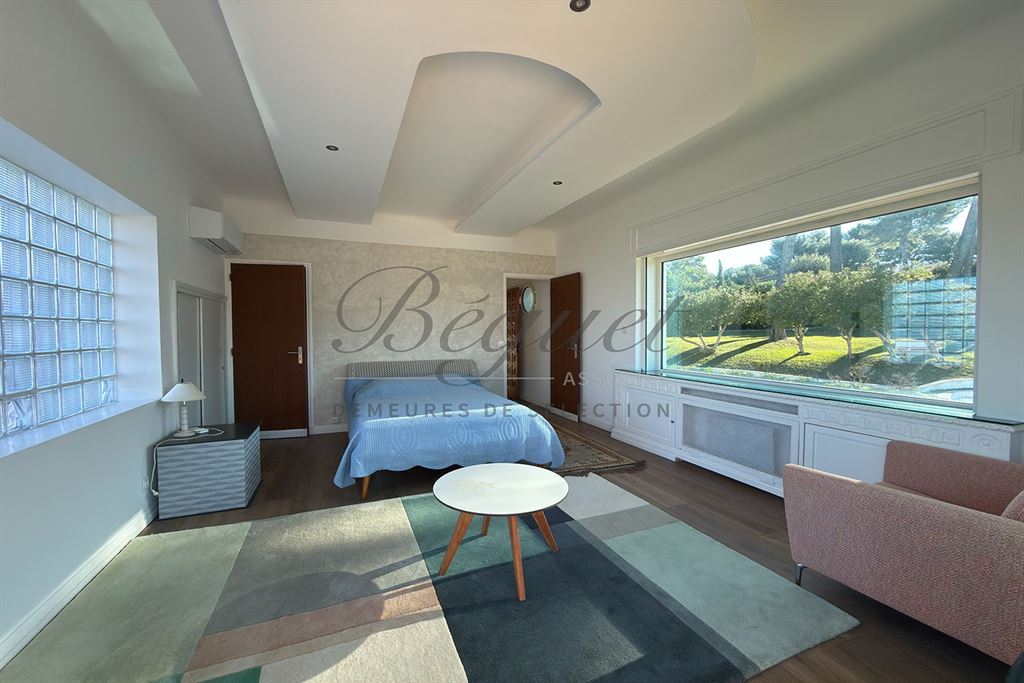 A vendre chez Beguet Associés : ALPES-MARITIMES - ANTIBES 06160 - MAISON 347 m² - 5 CHAMBRES - PISCINE - PARC 5600 m² - GARDIEN