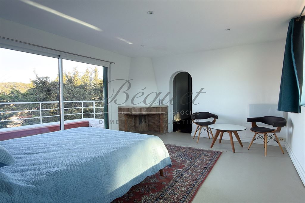 A vendre chez Beguet Associés : ALPES-MARITIMES - ANTIBES 06160 - MAISON 347 m² - 5 CHAMBRES - PISCINE - PARC 5600 m² - GARDIEN