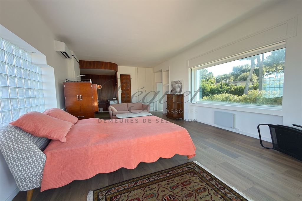 A vendre chez Beguet Associés : ALPES-MARITIMES - ANTIBES 06160 - MAISON 347 m² - 5 CHAMBRES - PISCINE - PARC 5600 m² - GARDIEN