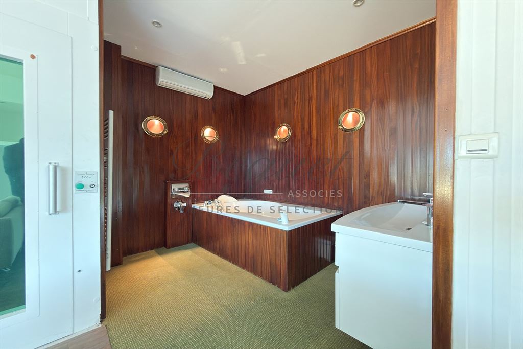 A vendre chez Beguet Associés : ALPES-MARITIMES - ANTIBES 06160 - MAISON 347 m² - 5 CHAMBRES - PISCINE - PARC 5600 m² - GARDIEN