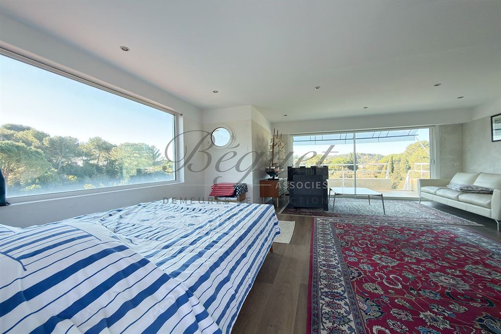A vendre chez Beguet Associés : ALPES-MARITIMES - ANTIBES 06160 - MAISON 347 m² - 5 CHAMBRES - PISCINE - PARC 5600 m² - GARDIEN