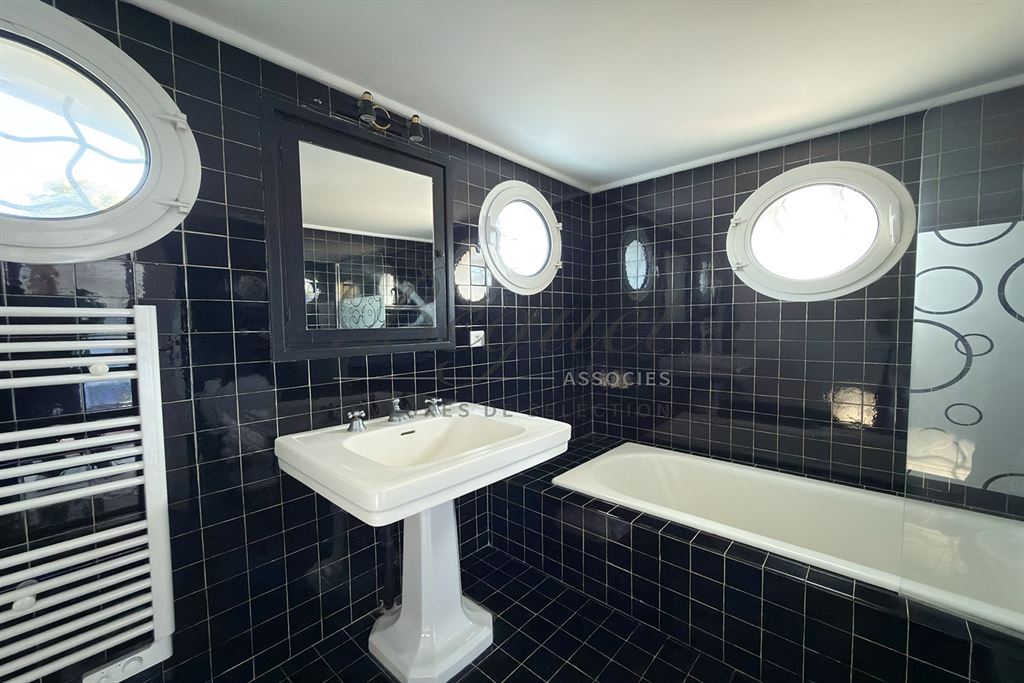 A vendre chez Beguet Associés : ALPES-MARITIMES - ANTIBES 06160 - MAISON 347 m² - 5 CHAMBRES - PISCINE - PARC 5600 m² - GARDIEN