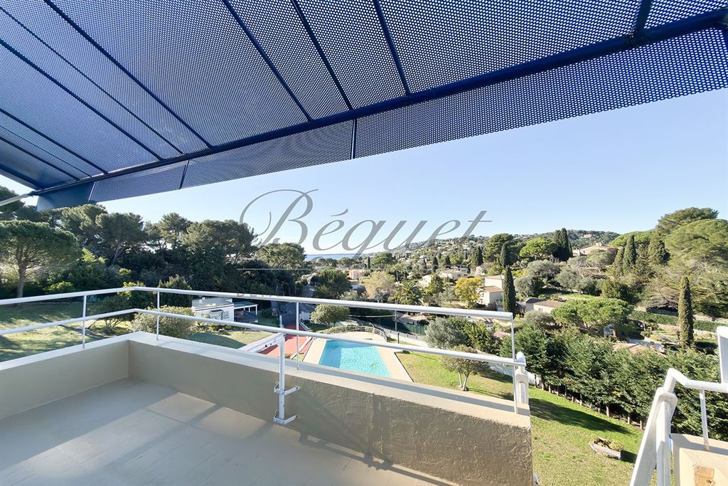 A vendre chez Beguet Associés : ALPES-MARITIMES - ANTIBES 06160 - MAISON 347 m² - 5 CHAMBRES - PISCINE - PARC 5600 m² - GARDIEN
