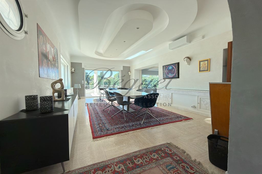 A vendre chez Beguet Associés : ALPES-MARITIMES - ANTIBES 06160 - MAISON 347 m² - 5 CHAMBRES - PISCINE - PARC 5600 m² - GARDIEN