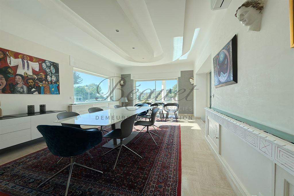 A vendre chez Beguet Associés : ALPES-MARITIMES - ANTIBES 06160 - MAISON 347 m² - 5 CHAMBRES - PISCINE - PARC 5600 m² - GARDIEN