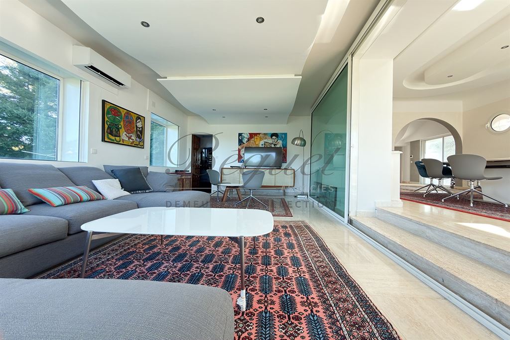 A vendre chez Beguet Associés : ALPES-MARITIMES - ANTIBES 06160 - MAISON 347 m² - 5 CHAMBRES - PISCINE - PARC 5600 m² - GARDIEN