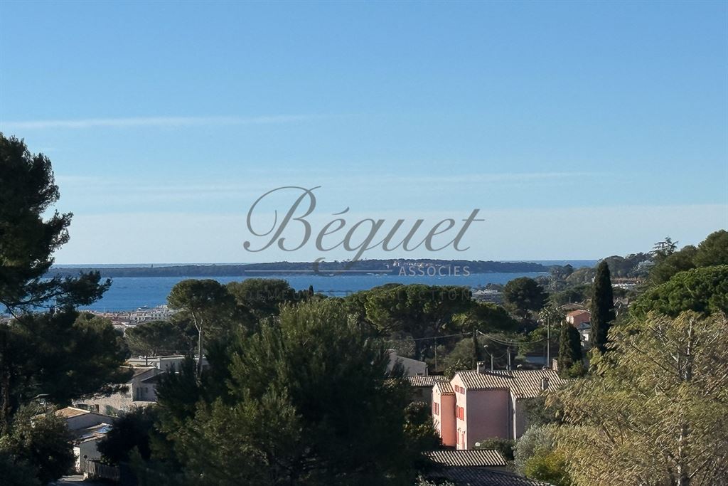 A vendre chez Beguet Associés : ALPES-MARITIMES - ANTIBES 06160 - MAISON 347 m² - 5 CHAMBRES - PISCINE - PARC 5600 m² - GARDIEN
