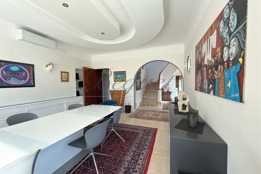 A vendre chez Beguet Associés : ALPES-MARITIMES - ANTIBES 06160 - MAISON 347 m² - 5 CHAMBRES - PISCINE - PARC 5600 m² - GARDIEN