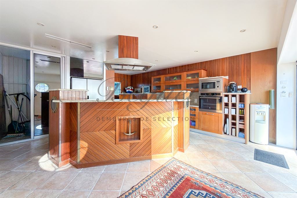 A vendre chez Beguet Associés : ALPES-MARITIMES - ANTIBES 06160 - MAISON 347 m² - 5 CHAMBRES - PISCINE - PARC 5600 m² - GARDIEN