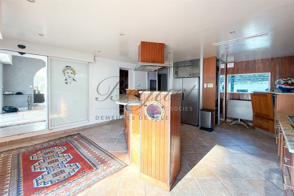 A vendre chez Beguet Associés : ALPES-MARITIMES - ANTIBES 06160 - MAISON 347 m² - 5 CHAMBRES - PISCINE - PARC 5600 m² - GARDIEN