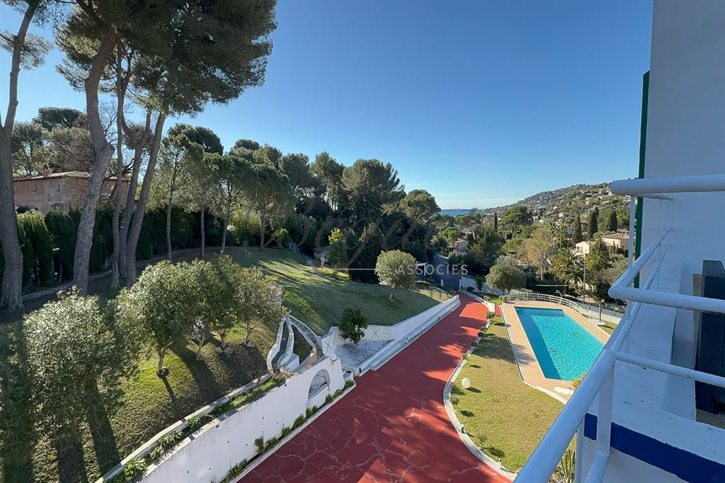 A vendre chez Beguet Associés : ALPES-MARITIMES - ANTIBES 06160 - MAISON 347 m² - 5 CHAMBRES - PISCINE - PARC 5600 m² - GARDIEN