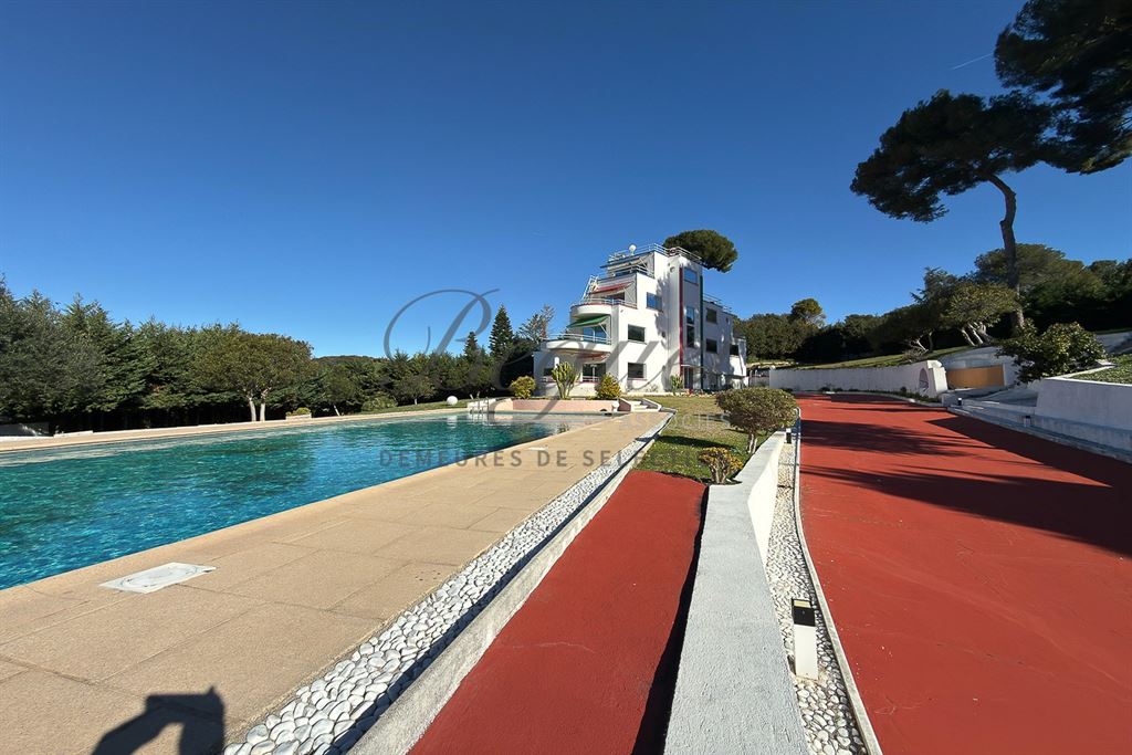 A vendre chez Beguet Associés : ALPES-MARITIMES - ANTIBES 06160 - MAISON 347 m² - 5 CHAMBRES - PISCINE - PARC 5600 m² - GARDIEN