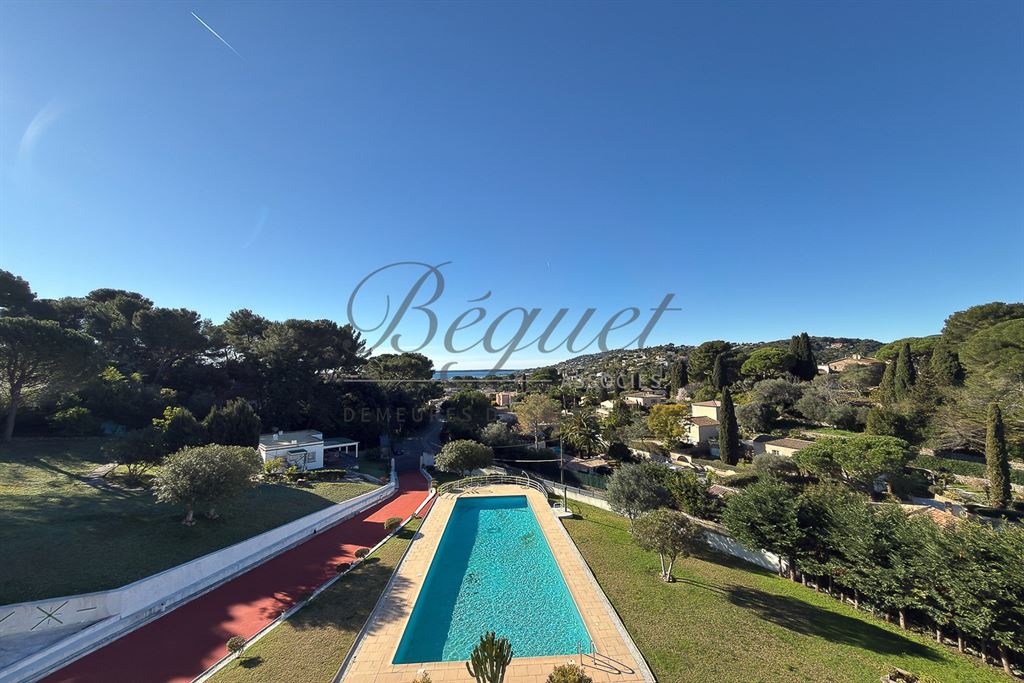 A vendre chez Beguet Associés : ALPES-MARITIMES - ANTIBES 06160 - MAISON 347 m² - 5 CHAMBRES - PISCINE - PARC 5600 m² - GARDIEN