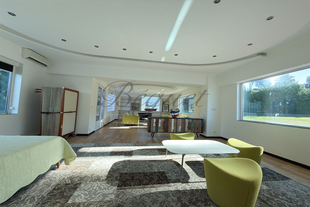 A vendre chez Beguet Associés : ALPES-MARITIMES - ANTIBES 06160 - MAISON 347 m² - 5 CHAMBRES - PISCINE - PARC 5600 m² - GARDIEN