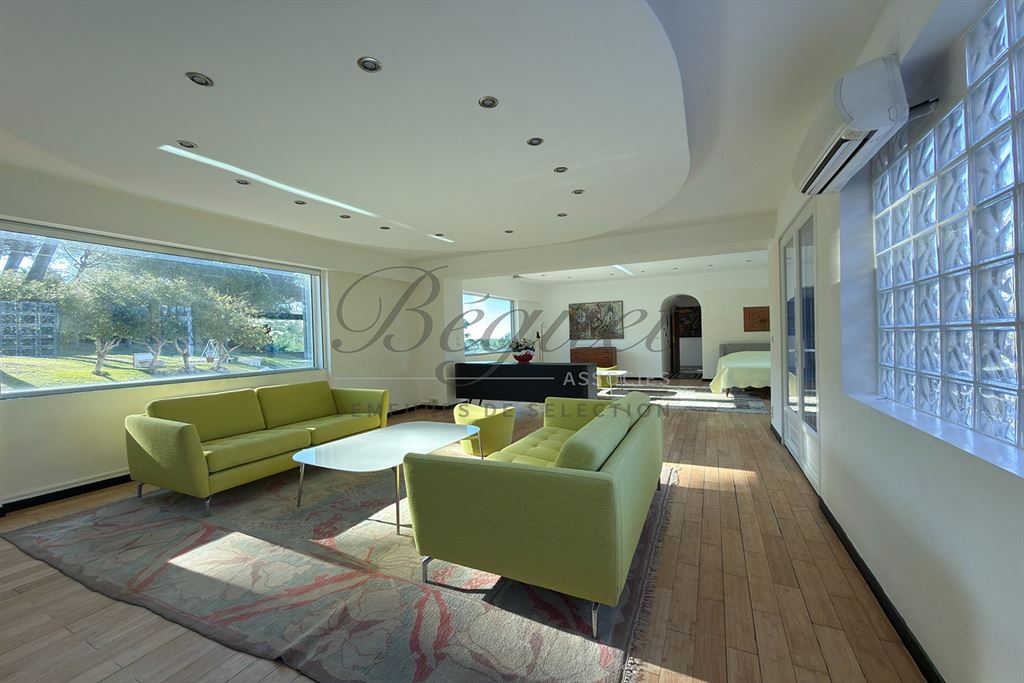 A vendre chez Beguet Associés : ALPES-MARITIMES - ANTIBES 06160 - MAISON 347 m² - 5 CHAMBRES - PISCINE - PARC 5600 m² - GARDIEN