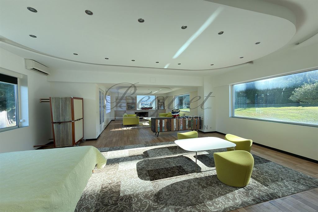 A vendre chez Beguet Associés : ALPES-MARITIMES - ANTIBES 06160 - MAISON 347 m² - 5 CHAMBRES - PISCINE - PARC 5600 m² - GARDIEN