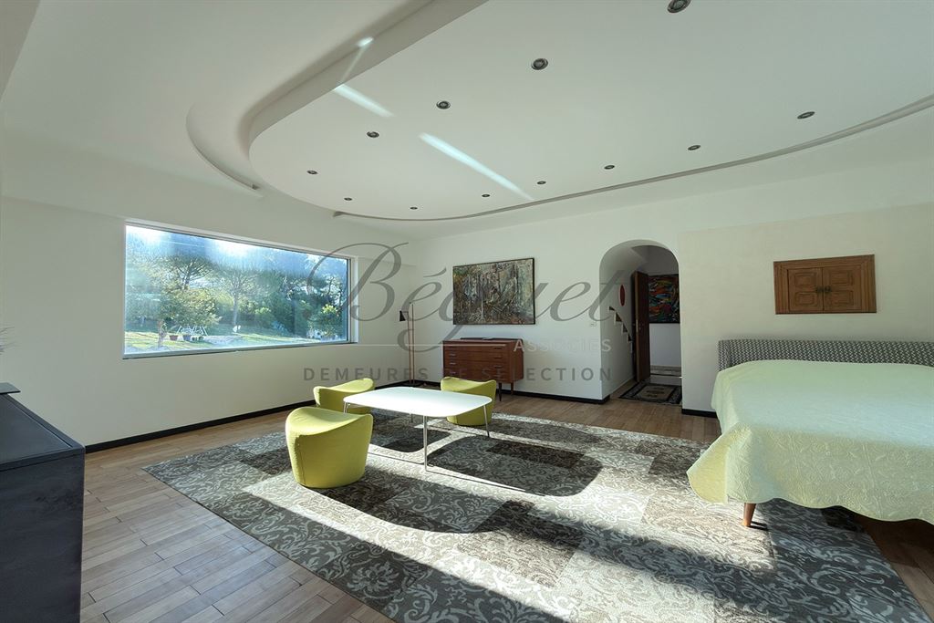 A vendre chez Beguet Associés : ALPES-MARITIMES - ANTIBES 06160 - MAISON 347 m² - 5 CHAMBRES - PISCINE - PARC 5600 m² - GARDIEN