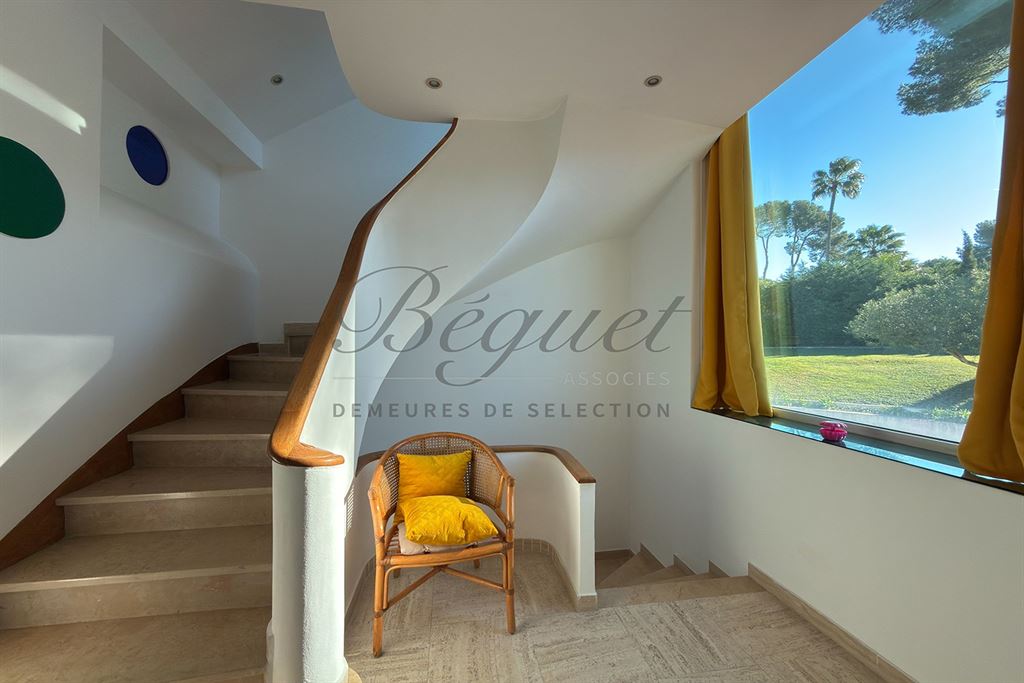 A vendre chez Beguet Associés : ALPES-MARITIMES - ANTIBES 06160 - MAISON 347 m² - 5 CHAMBRES - PISCINE - PARC 5600 m² - GARDIEN