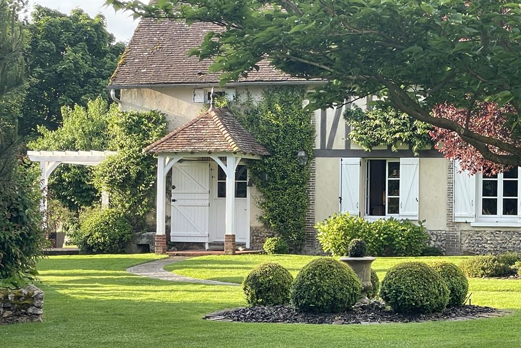 A vendre chez Beguet Associés : Ouest Paris Eure Saint-Georges-Motel 27710 - 3 Maisons hameau de charme  8 chambres Parc 2720 m²