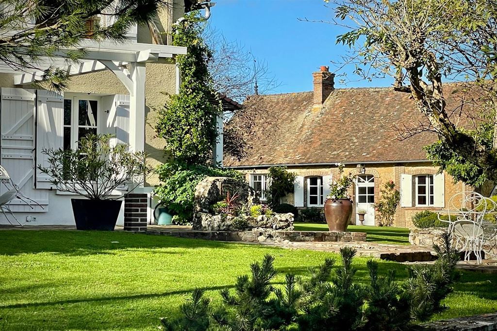 A vendre chez Beguet Associés : Ouest Paris Eure Saint-Georges-Motel 27710 - 3 Maisons hameau de charme  8 chambres Parc 2720 m²