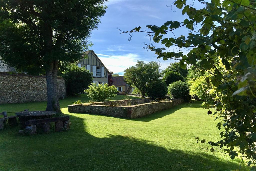 A vendre chez Beguet Associés : Ouest Paris Eure Saint-Georges-Motel 27710 - 3 Maisons hameau de charme  8 chambres Parc 2720 m²