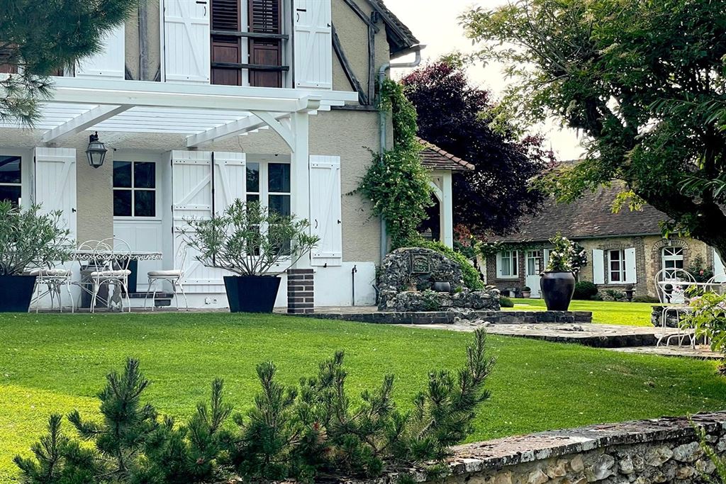 A vendre chez Beguet Associés : Ouest Paris Eure Saint-Georges-Motel 27710 - 3 Maisons hameau de charme  8 chambres Parc 2720 m²