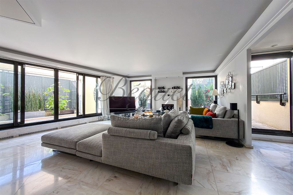 A vendre chez Beguet Associés : Boulogne-Billancourt (92100), Hauts-de-Seine — Duplex de 150 m² avec 82 m² de terrasses, deux chambre et deux box