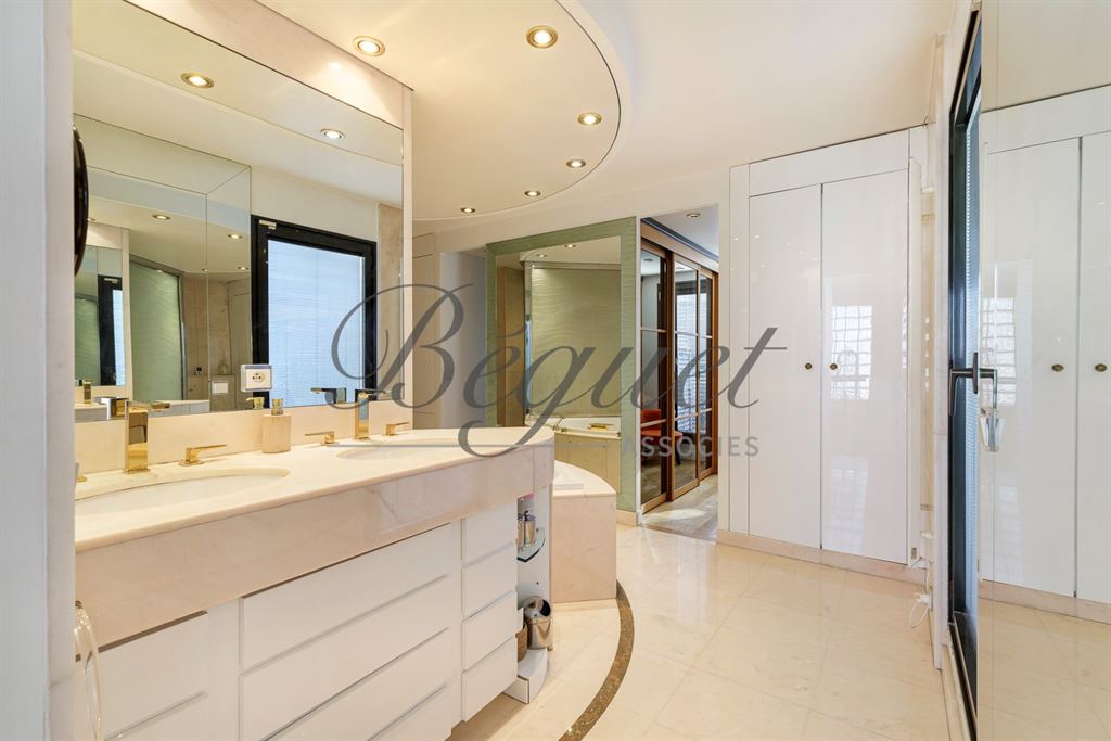 A vendre chez Beguet Associés : Boulogne-Billancourt (92100), Hauts-de-Seine — Duplex de 150 m² avec 82 m² de terrasses, deux chambre et deux box