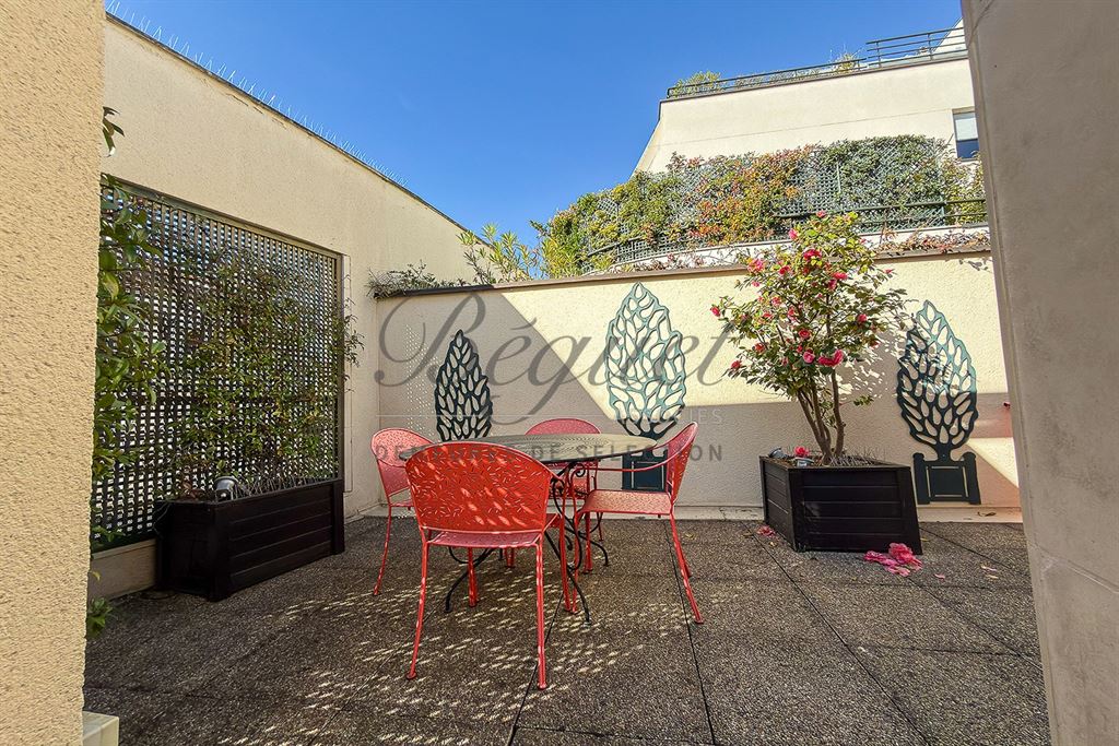 A vendre chez Beguet Associés : Boulogne-Billancourt (92100), Hauts-de-Seine — Duplex de 150 m² avec 82 m² de terrasses, deux chambre et deux box