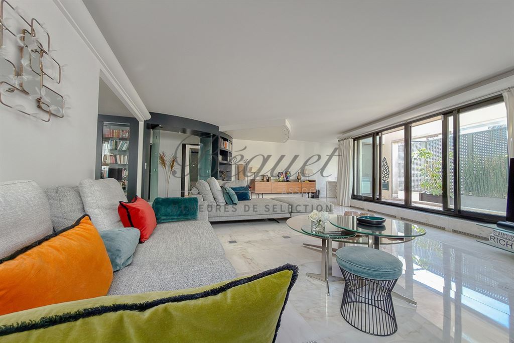 A vendre chez Beguet Associés : Boulogne-Billancourt (92100), Hauts-de-Seine — Duplex de 150 m² avec 82 m² de terrasses, deux chambre et deux box