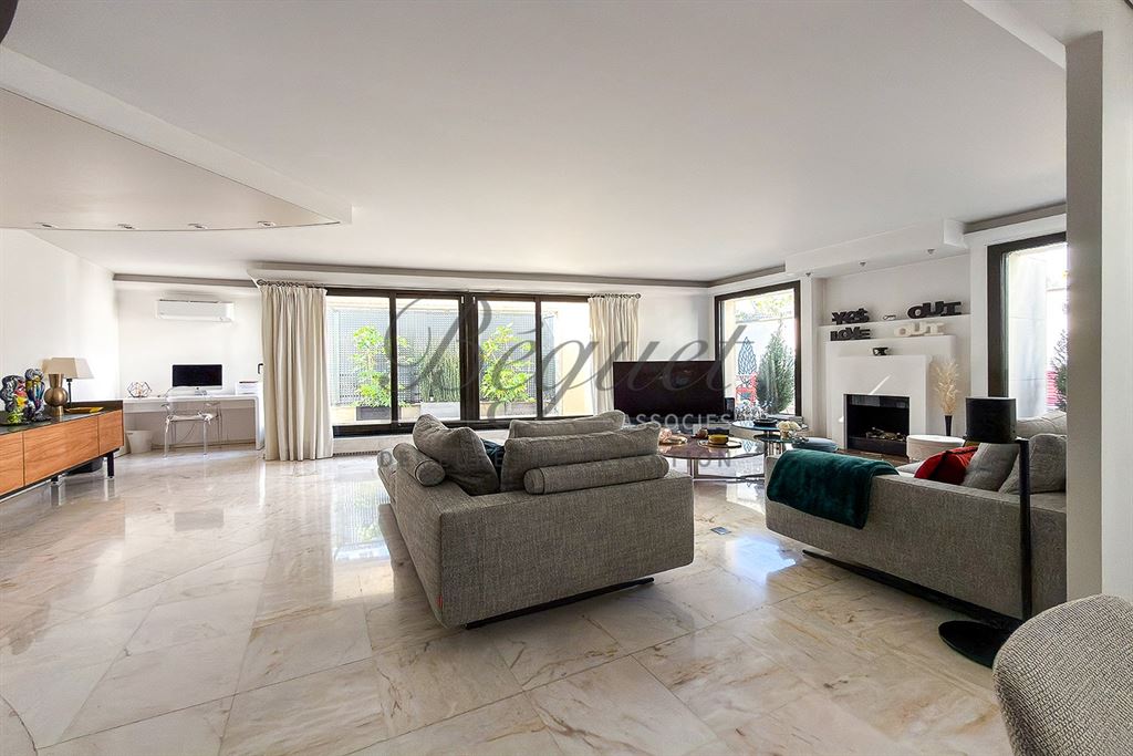 A vendre chez Beguet Associés : Boulogne-Billancourt (92100), Hauts-de-Seine — Duplex de 150 m² avec 82 m² de terrasses, deux chambre et deux box
