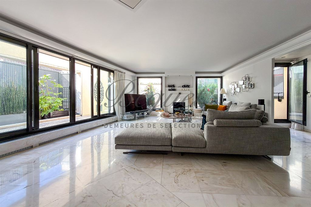 A vendre chez Beguet Associés : Boulogne-Billancourt (92100), Hauts-de-Seine — Duplex de 150 m² avec 82 m² de terrasses, deux chambre et deux box