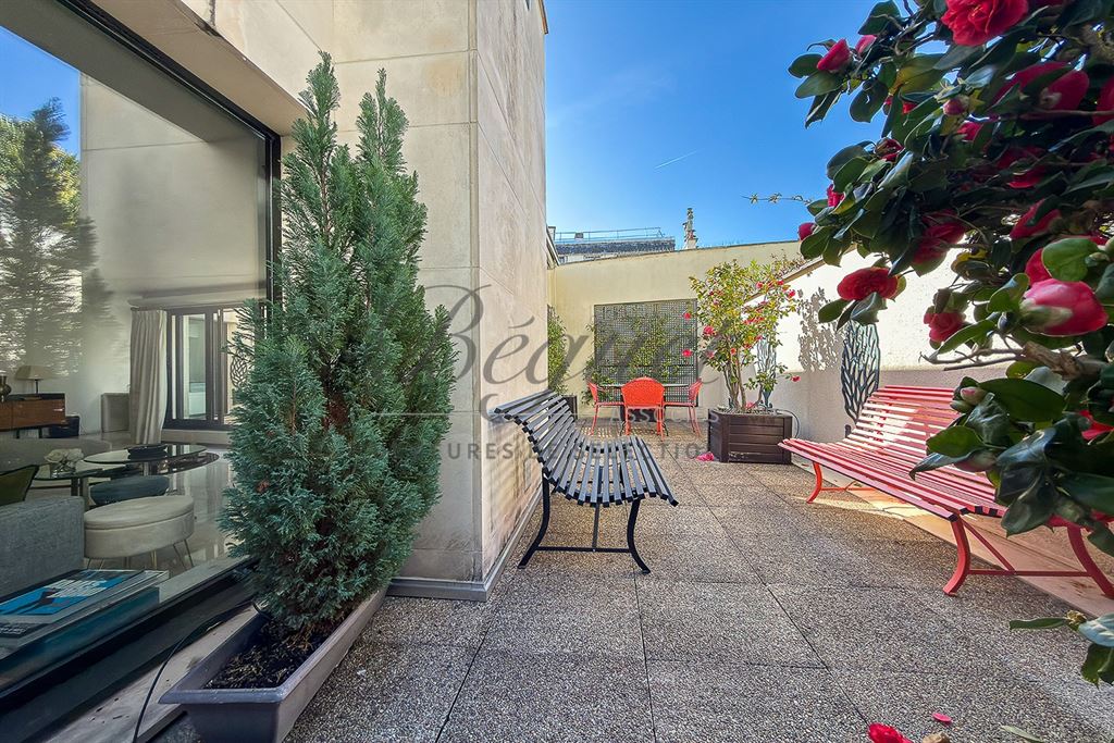 A vendre chez Beguet Associés : Boulogne-Billancourt (92100), Hauts-de-Seine — Duplex de 150 m² avec 82 m² de terrasses, deux chambre et deux box