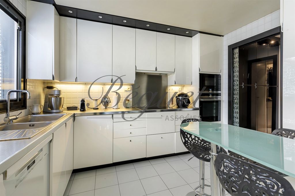 A vendre chez Beguet Associés : Boulogne-Billancourt (92100), Hauts-de-Seine — Duplex de 150 m² avec 82 m² de terrasses, deux chambre et deux box