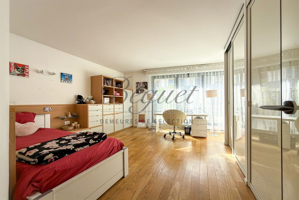A vendre chez Beguet Associés : Boulogne-Billancourt (92100), Hauts-de-Seine — Duplex de 150 m² avec 82 m² de terrasses, deux chambre et deux box