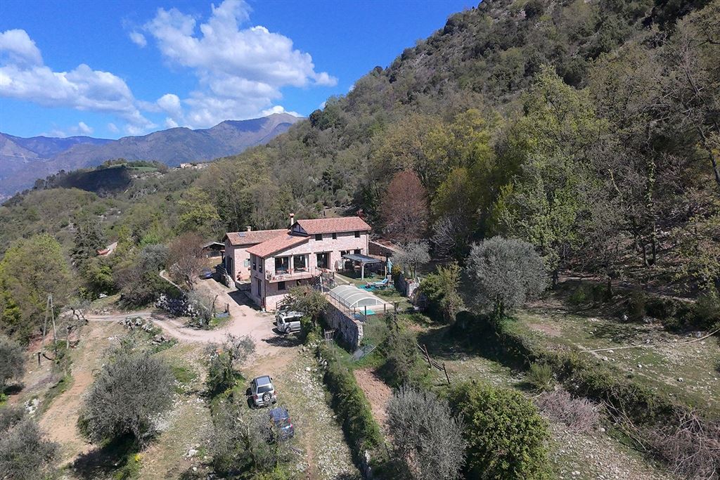 A vendre chez Beguet Associés : FRANCE – CÔTE D’AZUR – SOSPEL 06380 MAISON 233 m² / 321 m² – 8 CHB – BOX CHEVAUX – PISCINE – PARC
