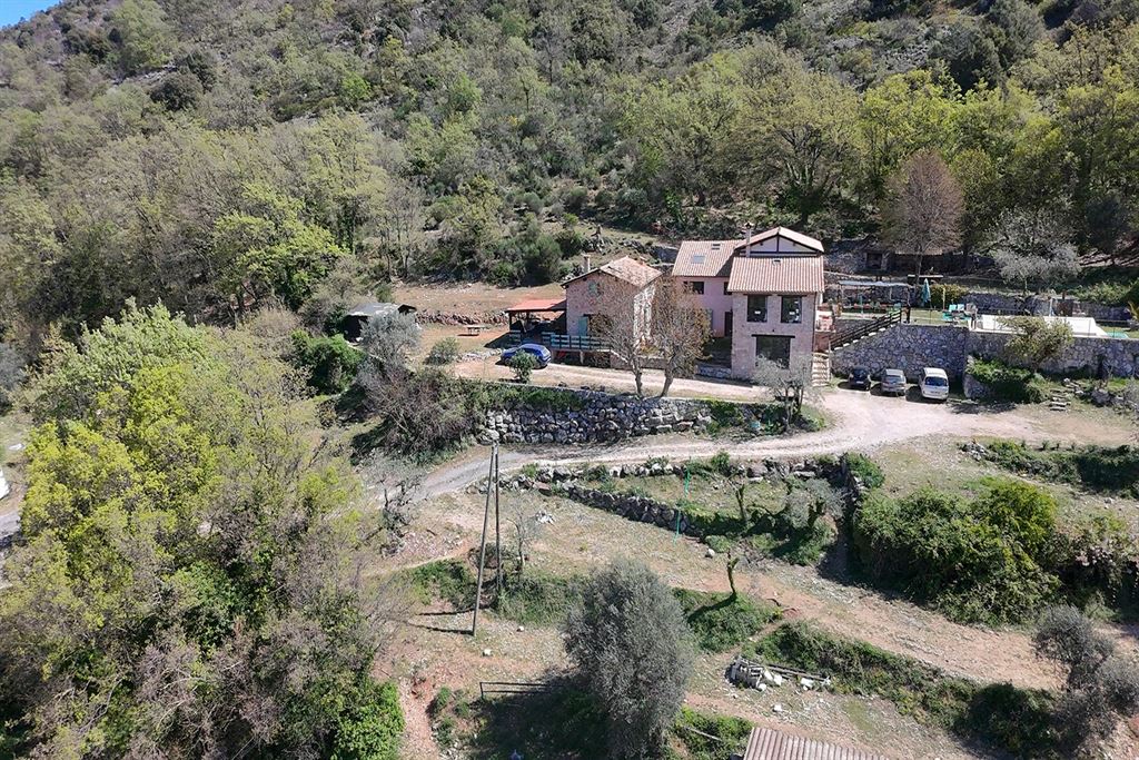 A vendre chez Beguet Associés : FRANCE – CÔTE D’AZUR – SOSPEL 06380 MAISON 233 m² / 321 m² – 8 CHB – BOX CHEVAUX – PISCINE – PARC